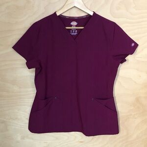 Dickies Women's V-Neck Scrub Top in Burgundy Wine Sz M.